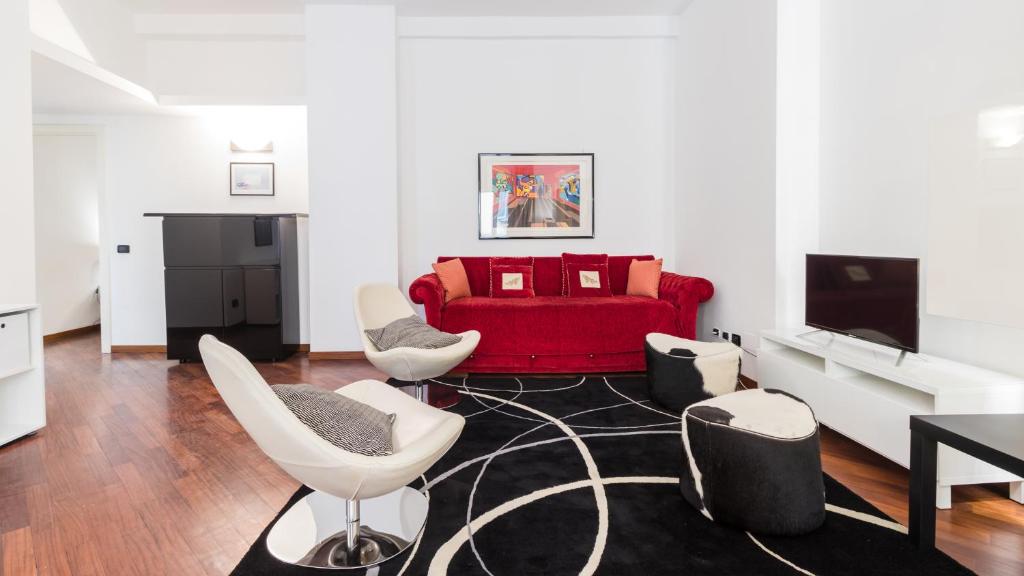 ミラノにあるItalianway-Cristoforo Colomboのリビングルーム(赤いソファ、白い椅子付)