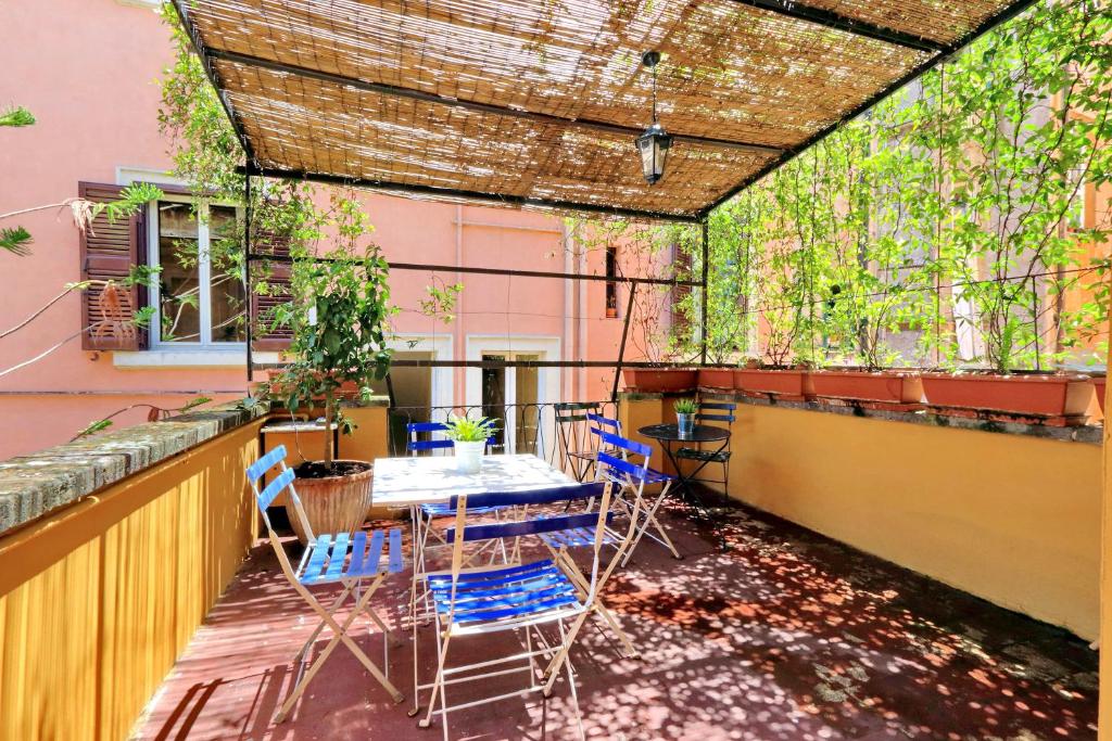 eine Terrasse mit Stühlen und einem Tisch auf dem Balkon in der Unterkunft Restart Zingari Rome in Rom