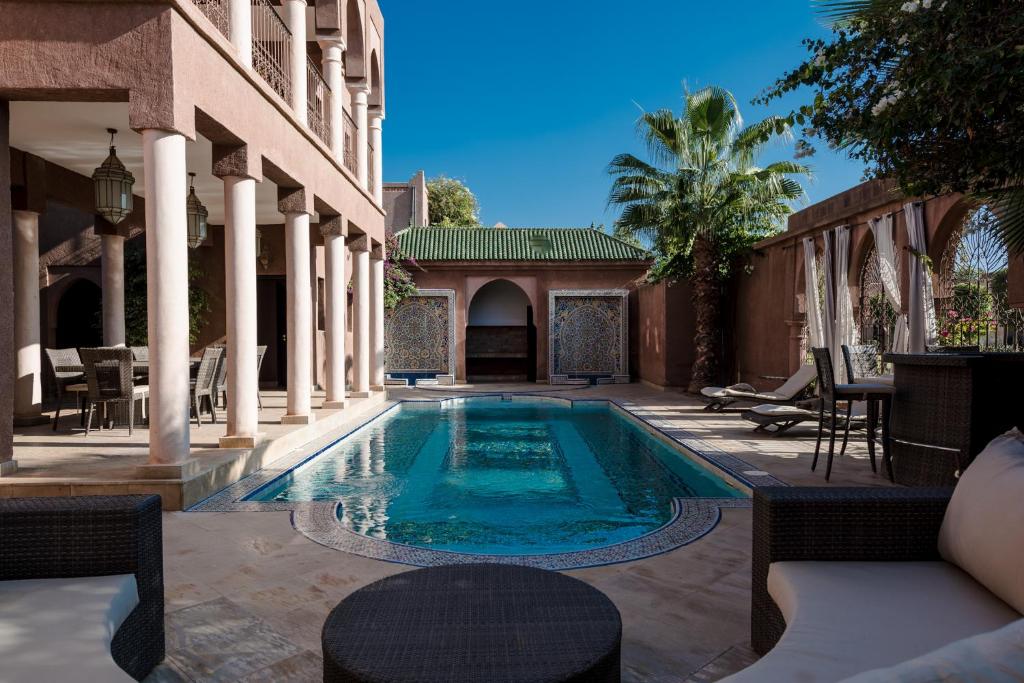 una piscina en medio de una casa en Residence Dar Lamia Marrakech, en Dar Caïd Layadi