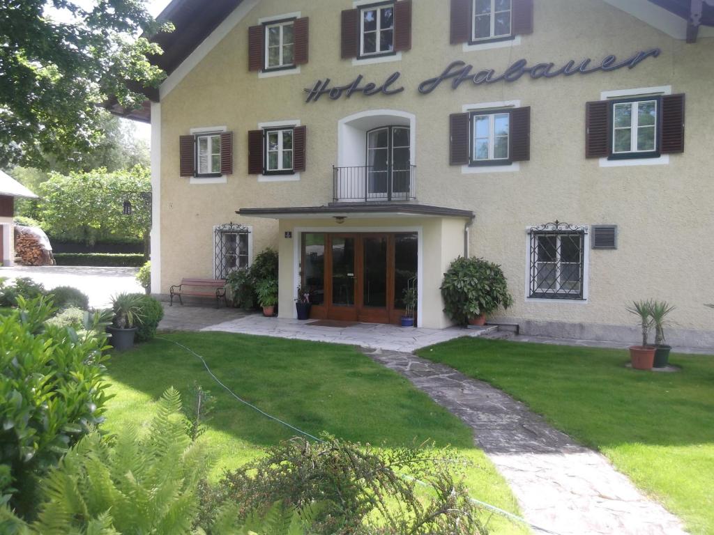 een gebouw met de voordeur van een huis bij Hotel - Garni Stabauer in Mondsee