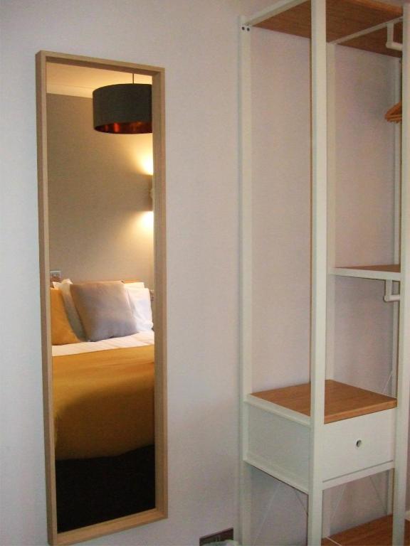 Postel nebo postele na pokoji v ubytování Legends Hotel