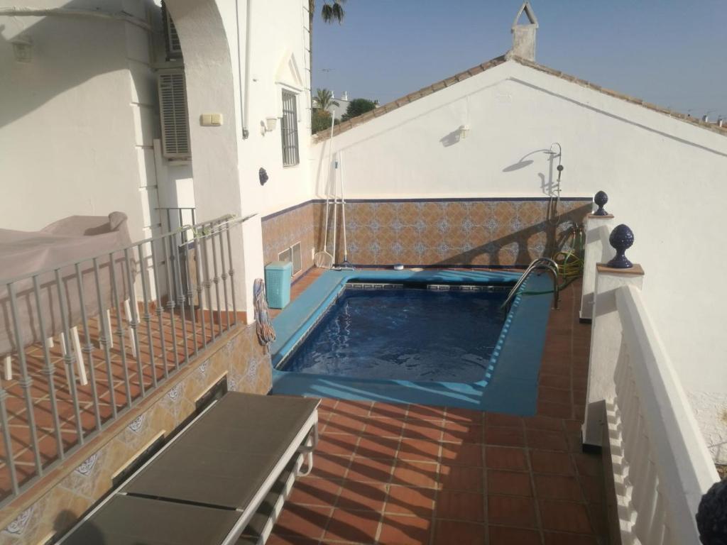 Bazén v ubytovaní ADOSADO EN NERJA URB FLAMINGO alebo v jeho blízkosti