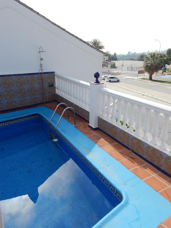 Bazén v ubytovaní ADOSADO EN NERJA URB FLAMINGO alebo v jeho blízkosti