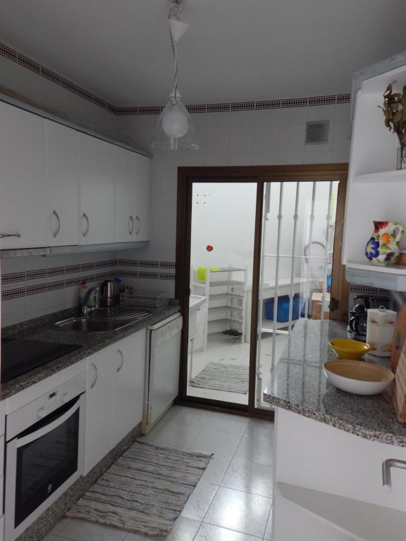 Kuchyňa alebo kuchynka v ubytovaní ADOSADO EN NERJA URB FLAMINGO