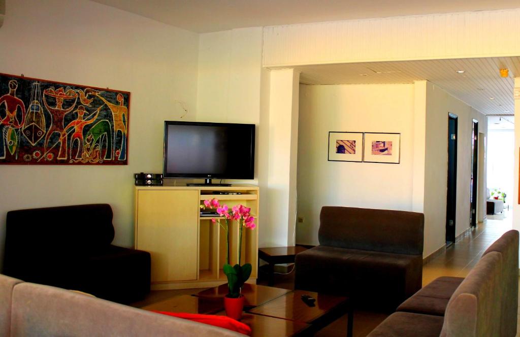 TV a/nebo společenská místnost v ubytování Savoy City Hotel
