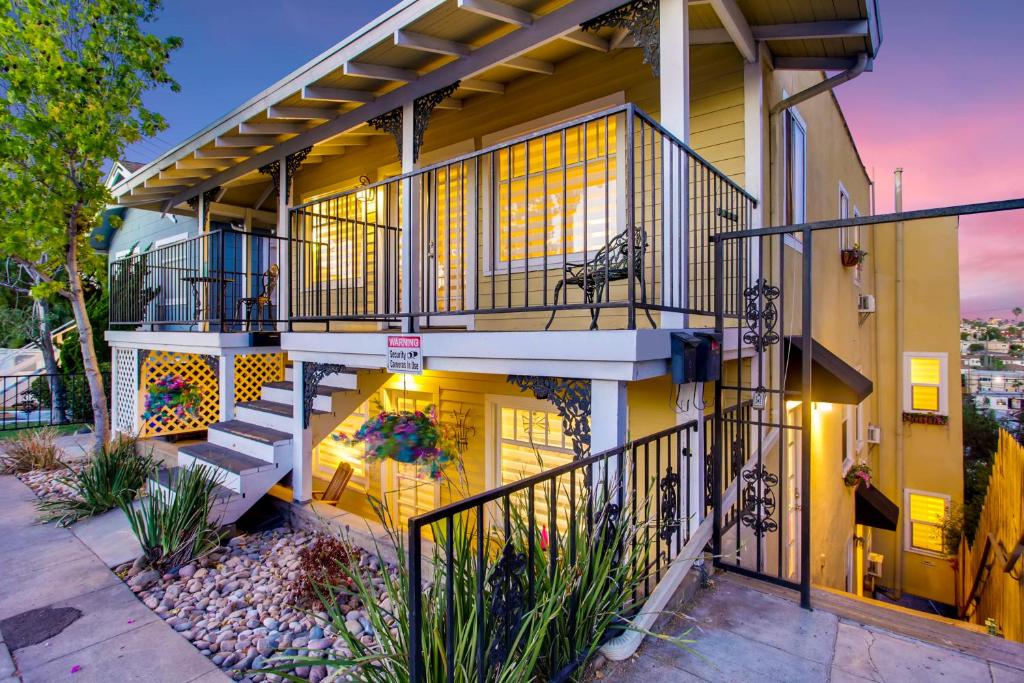 une maison avec un escalier en face de celle-ci dans l'établissement Casa Pacifica, à San Diego