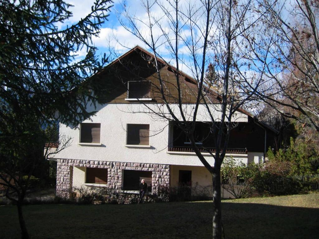 una casa blanca con techo negro en Alpineaccomodation en Guillestre