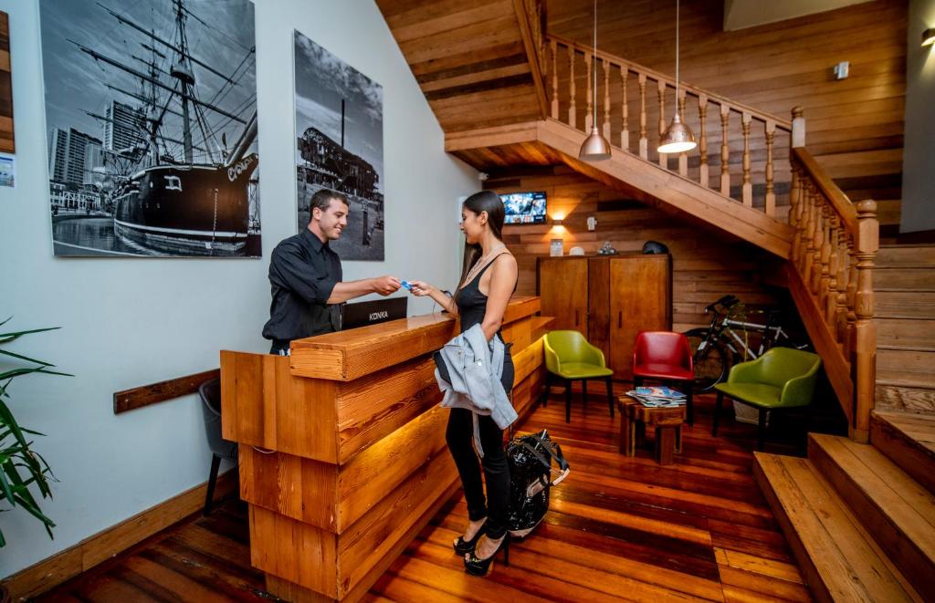 a man and a woman standing at a bar at Hotel Baquedano Boulevard in Iquique