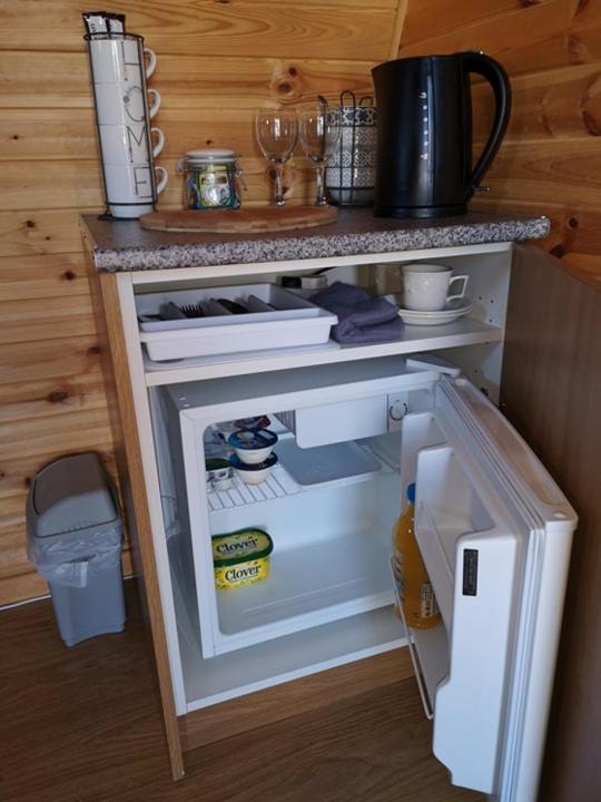 Kuchyň nebo kuchyňský kout v ubytování Bwlcheinion Sea View Glamping