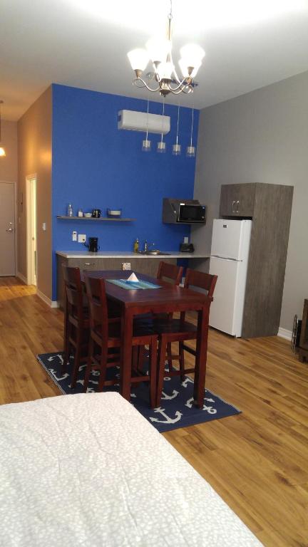 Canalside Restaurant, Inn & Kitchen Store - Studio Apartment