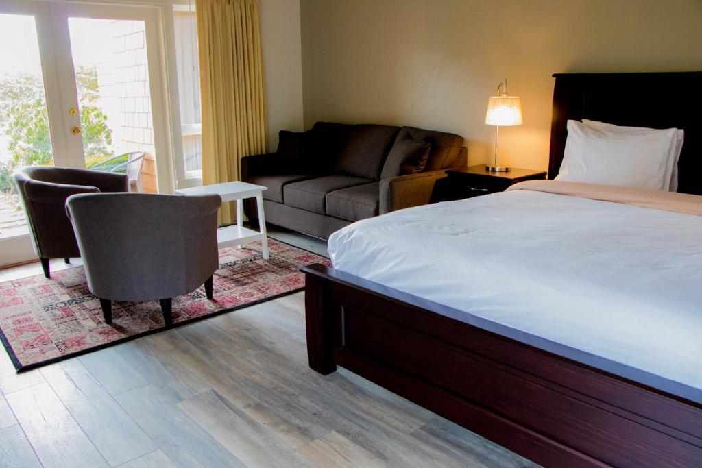 Postel nebo postele na pokoji v ubytování Galiano Oceanfront Inn & Spa