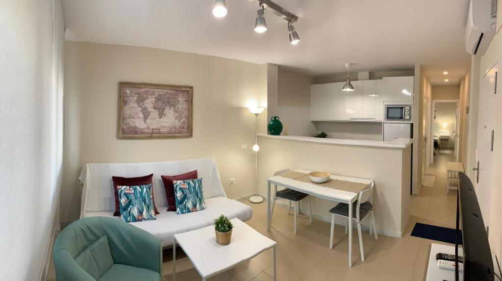 mały salonik z kanapą i stołem w obiekcie APARTAMENTO MARIPOSA II w mieście Conil de la Frontera
