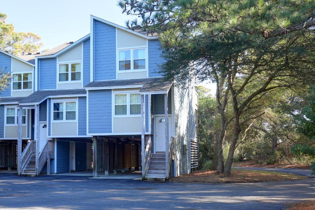 una casa azul con escaleras que conducen a ella en Ocean Pines Resort by Capital Vacations, en Duck