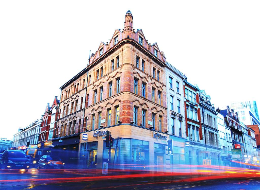 ein großes Backsteingebäude in einer Stadtstraße in der Unterkunft Keystone House in London