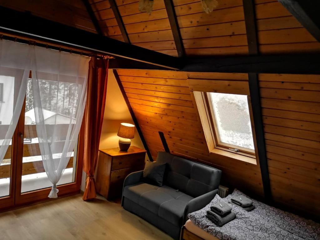 Säng eller sängar i ett rum på Nad Strumyczkiem - pokoje gościnne - Apartamenty z przymróżeniem oka
