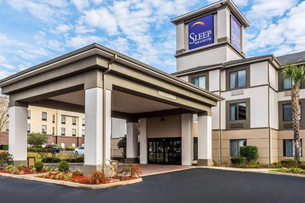 un hotel con una torre de reloj en la parte superior de un edificio en Sleep Inn & Suites Dothan North en Dothan