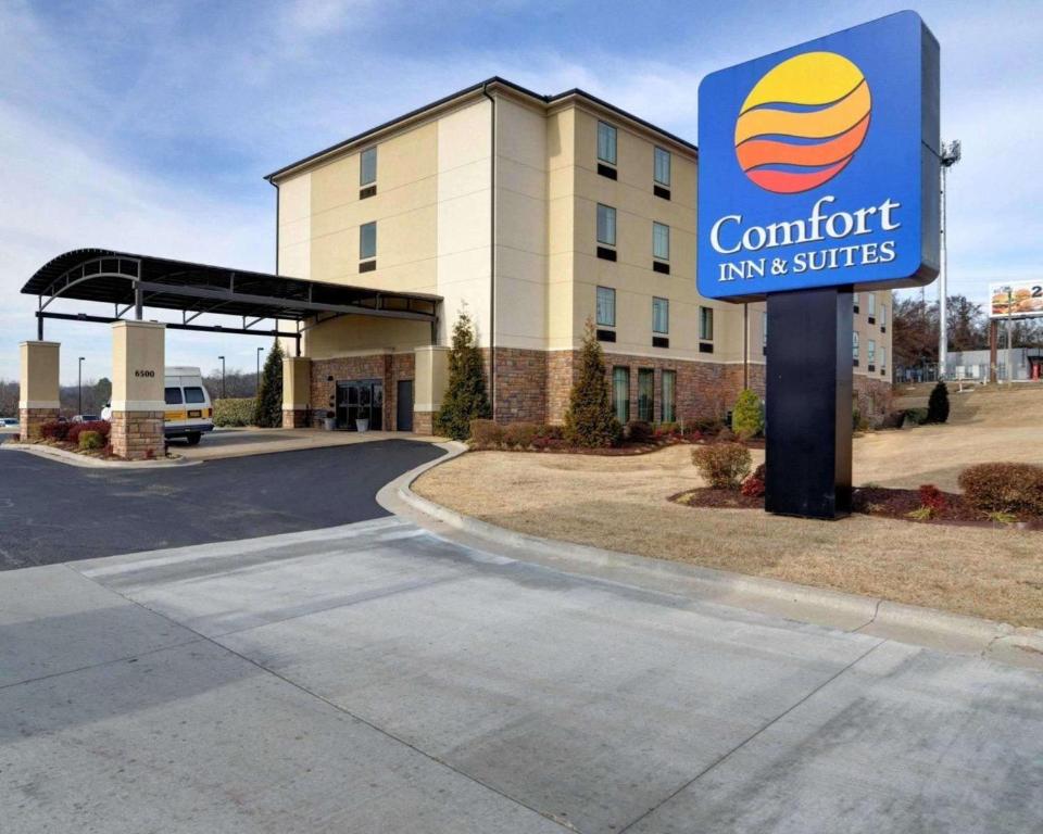 un edificio con una señal para una posada y suites confort en Comfort Inn & Suites Fort Smith I-540, en Fort Smith