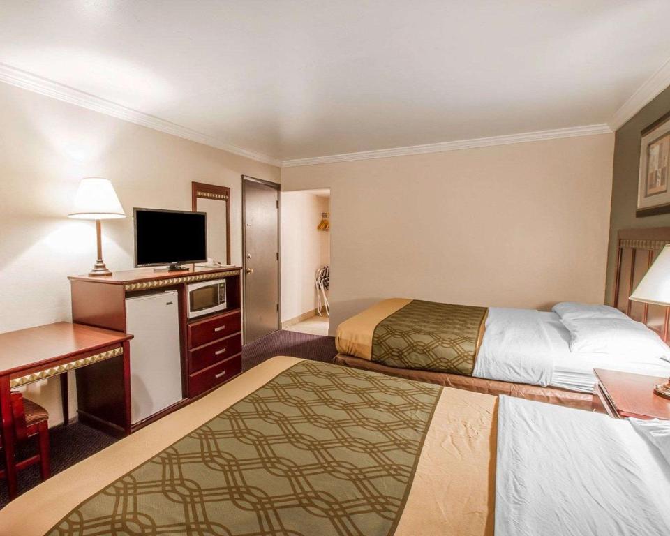 Postel nebo postele na pokoji v ubytování Rodeway Inn Prescott