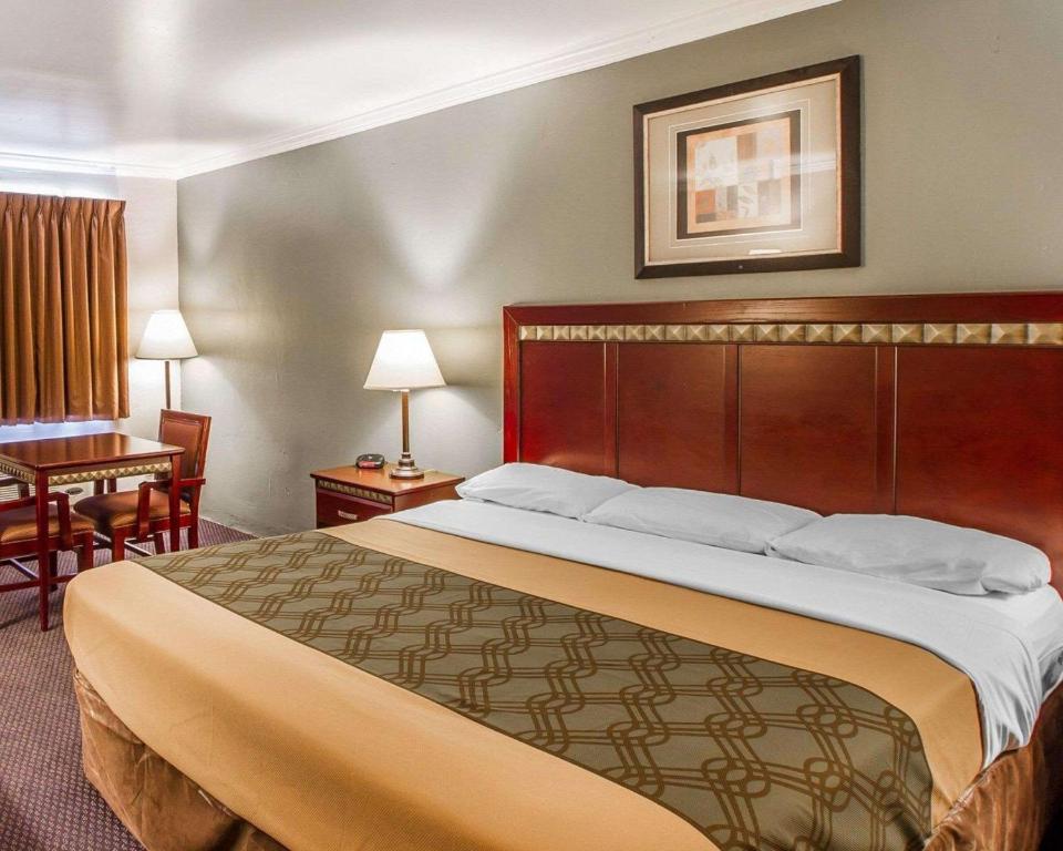 Postel nebo postele na pokoji v ubytování Rodeway Inn Prescott