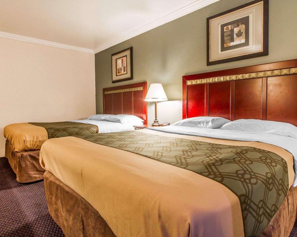 Postel nebo postele na pokoji v ubytování Rodeway Inn Prescott