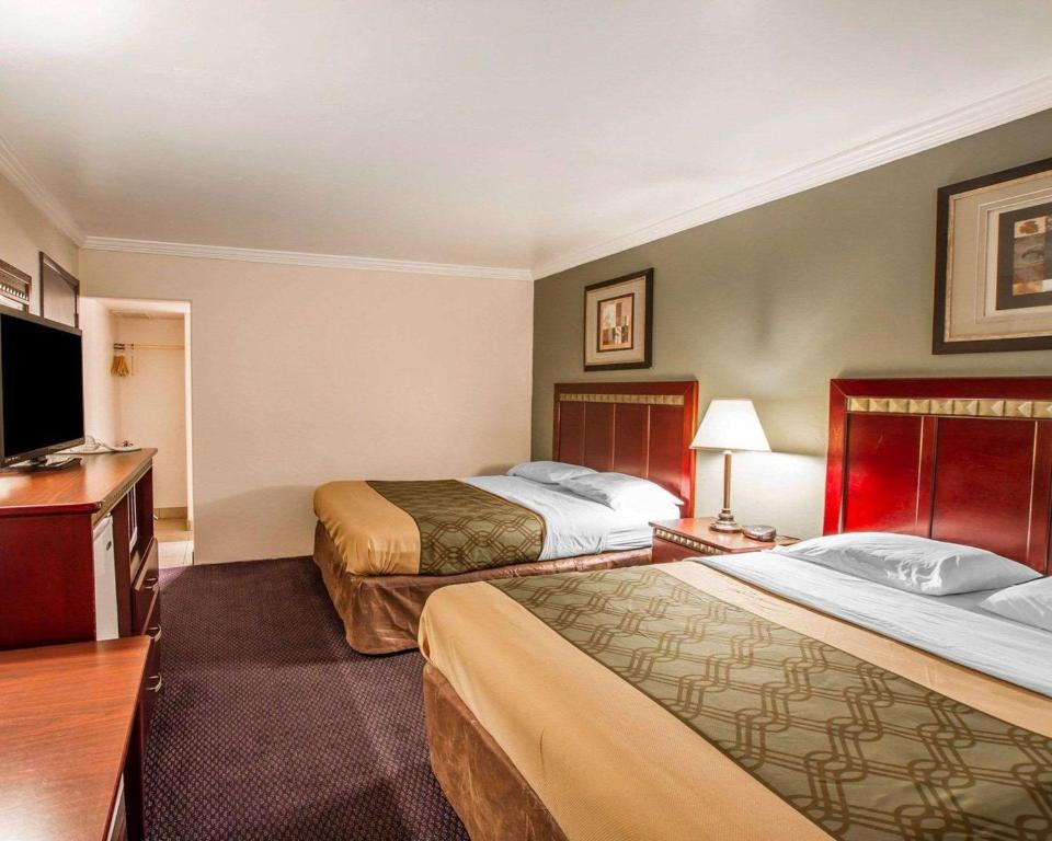 Postel nebo postele na pokoji v ubytování Rodeway Inn Prescott