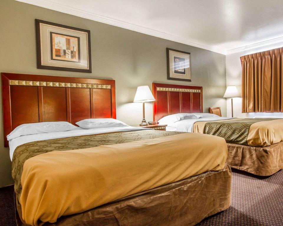 Postel nebo postele na pokoji v ubytování Rodeway Inn Prescott