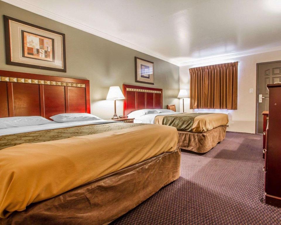 Postel nebo postele na pokoji v ubytování Rodeway Inn Prescott