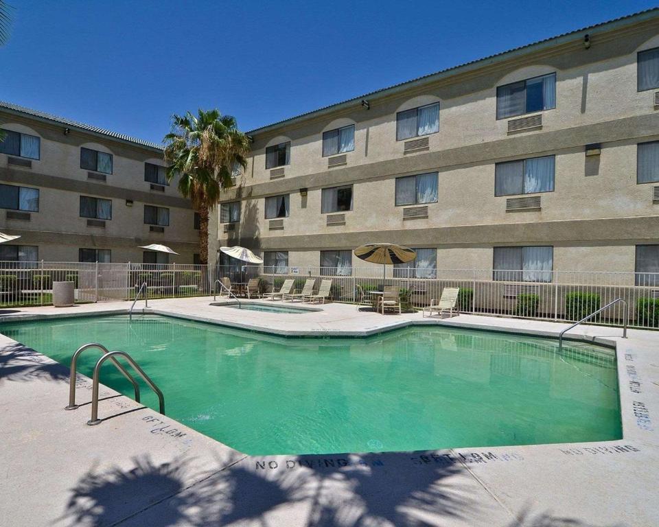 Swimming pool sa o malapit sa Quality Inn & Suites Yuma