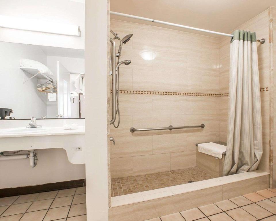 Palm Inn Hotel near Tyler Mall Riverside - King Room - Accessible / Non-fumeur
