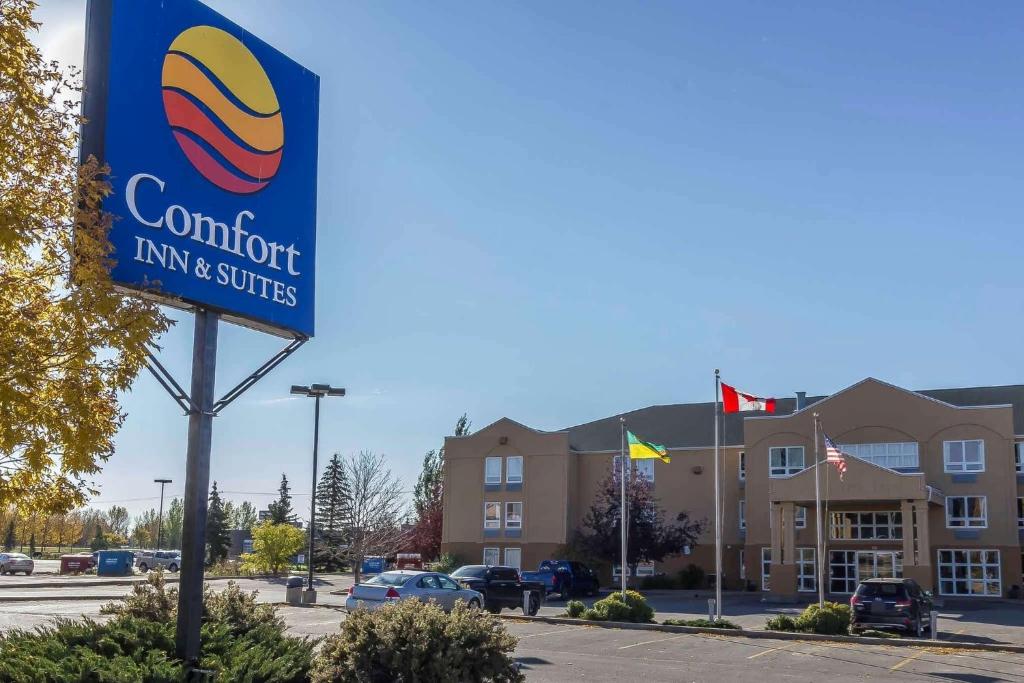 a sign for a courthouse inn and suites at Comfort Inn & Suites Moose Jaw in Moose Jaw