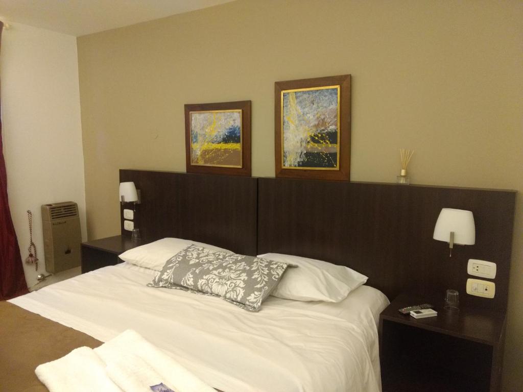 Una cama o camas en una habitación de Hotel Biarritz