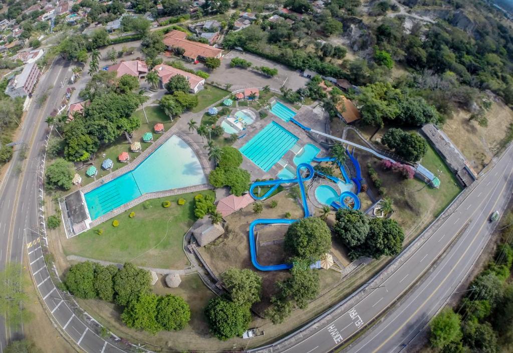 an aerial view of a house with a swimming pool at Hotel y Parque Acuatico Agua Sol Alegria in Honda