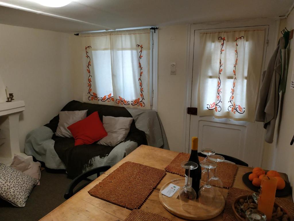 Spitaki Spata Airport Studio - 11