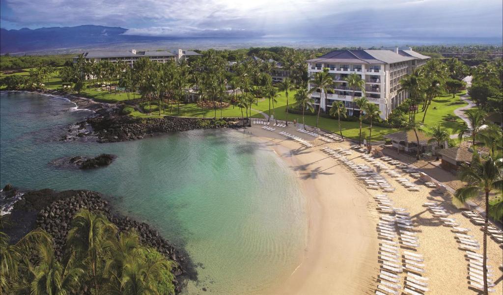 een luchtzicht op een strand en een resort bij Fairmont Orchid Gold Experience in Waikoloa