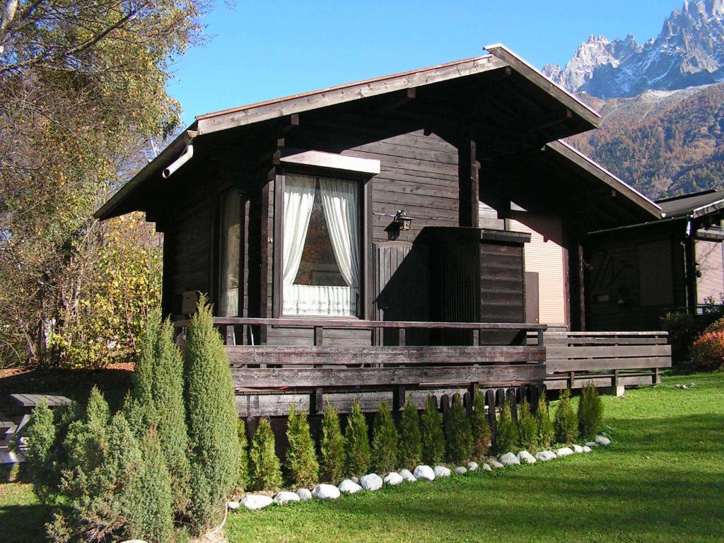 une maison avec une fenêtre et une clôture devant elle dans l'établissement Chalet La Renardière, à Chamonix-Mont-Blanc