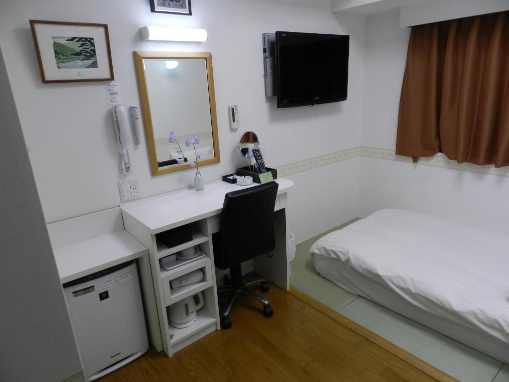 TV a/nebo společenská místnost v ubytování Check in Shijokarasuma