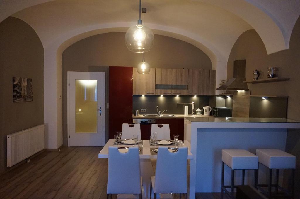 a kitchen with a dining table and chairs and a kitchen with at Gästehaus Familie Löffler - Ferienwohnung am Stadtplatz in Litschau in Litschau