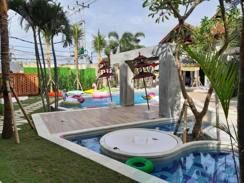 Бассейн в 18 Suite Villa Loft at Kuta или поблизости