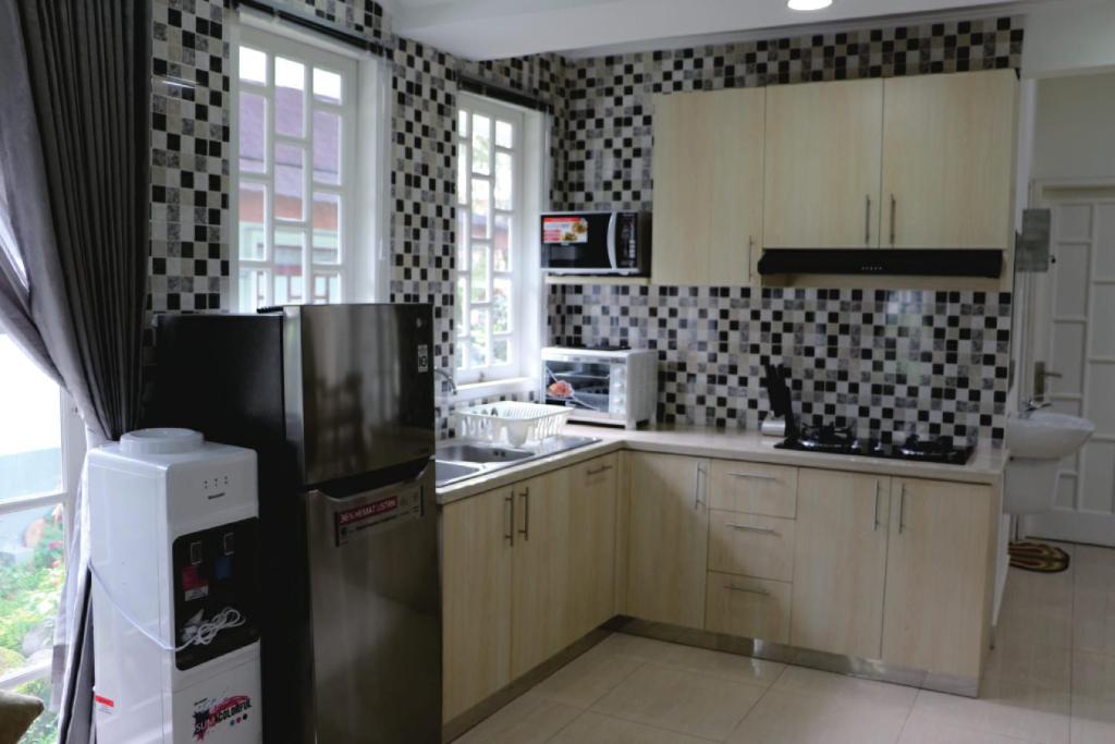 Kuchyň nebo kuchyňský kout v ubytování Diyar Villas Puncak M6-11