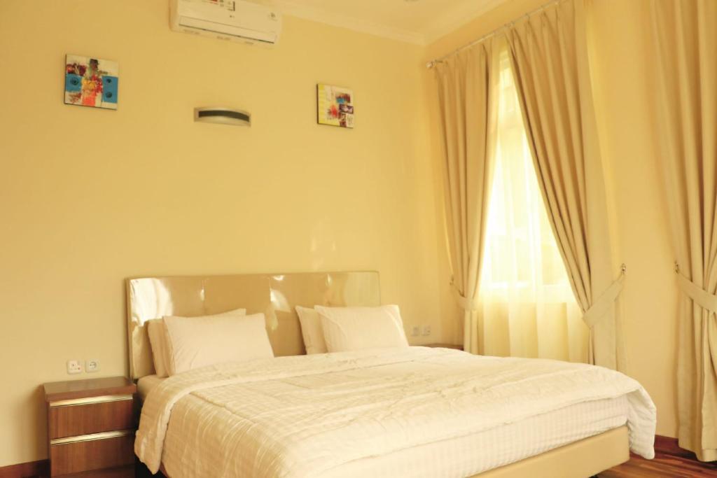 Postel nebo postele na pokoji v ubytování Diyar Villas Puncak NB3/3