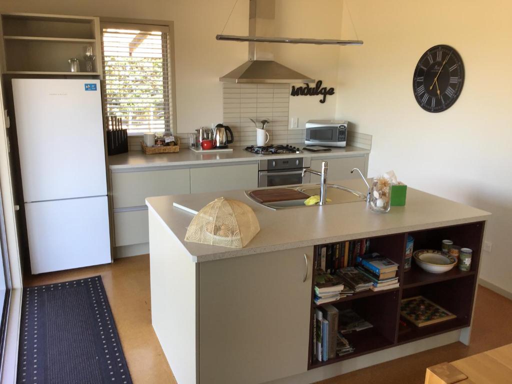 Een keuken of kitchenette bij Nikau’s on Palmer