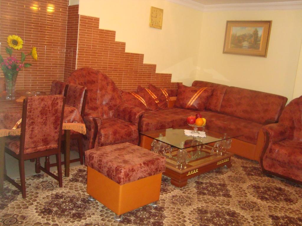 sala de estar con sofá, mesa y sillas en Apartment Narine, en Ereván