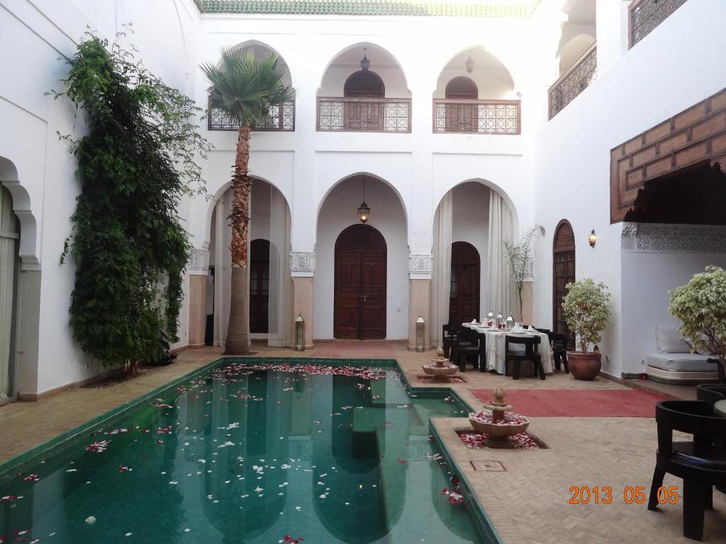 Bazén v ubytování Riad Shama Suites & Spa nebo v jeho okolí