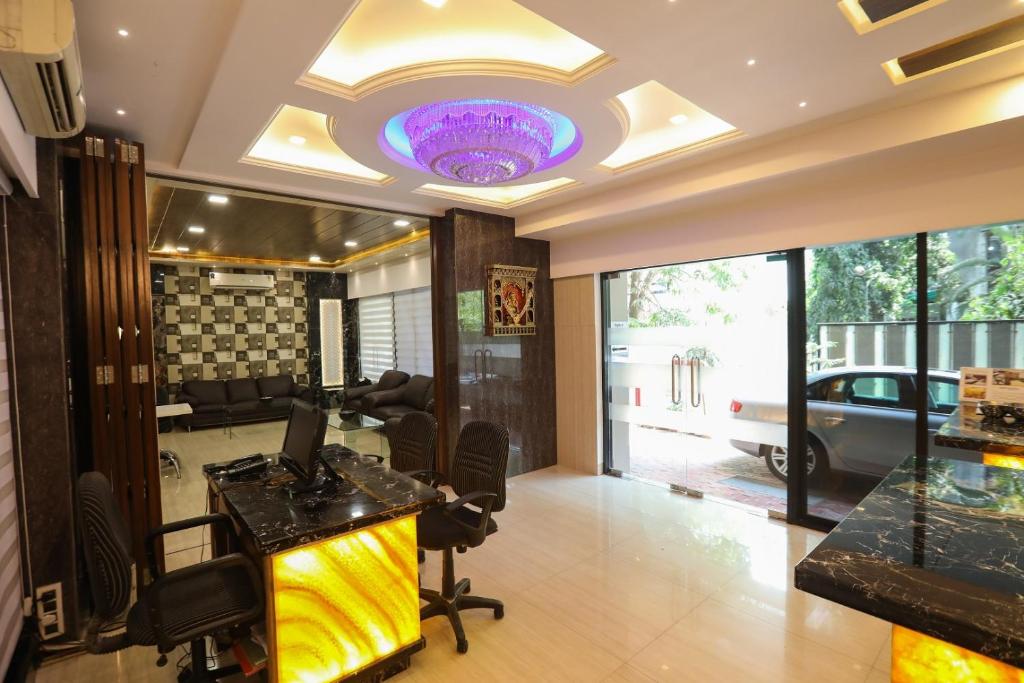 een kamer met een salon met een paars plafond bij Jyoti Dwelling Hotel in Mumbai