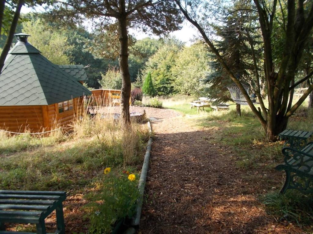 Zahrada ubytování Tudor Lodge with pool & BBQ cabin
