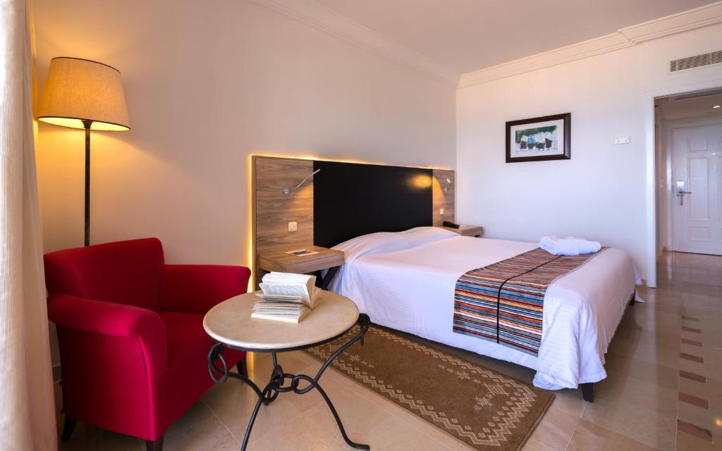 Postel nebo postele na pokoji v ubytování Medina Solaria And Thalasso