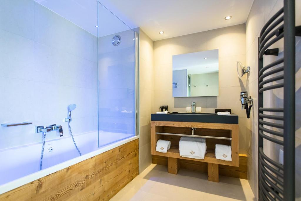 a bathroom with a sink and a shower at Hôtel Daria-I Nor by Les Etincelles in L'Alpe-d'Huez