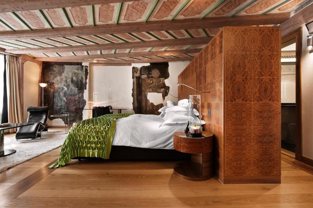 Postel nebo postele na pokoji v ubytování Widder Hotel - Zurichs Luxury Hideaway