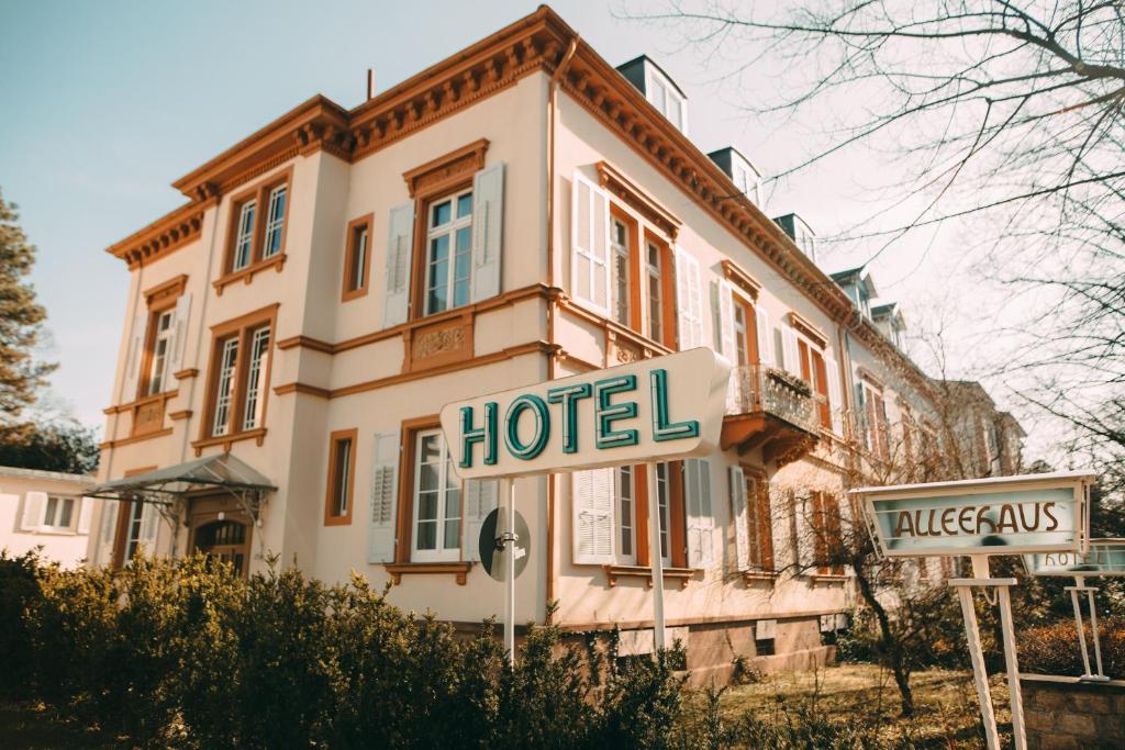 una señal de hotel frente a un edificio en Alleehaus, en Freiburg im Breisgau