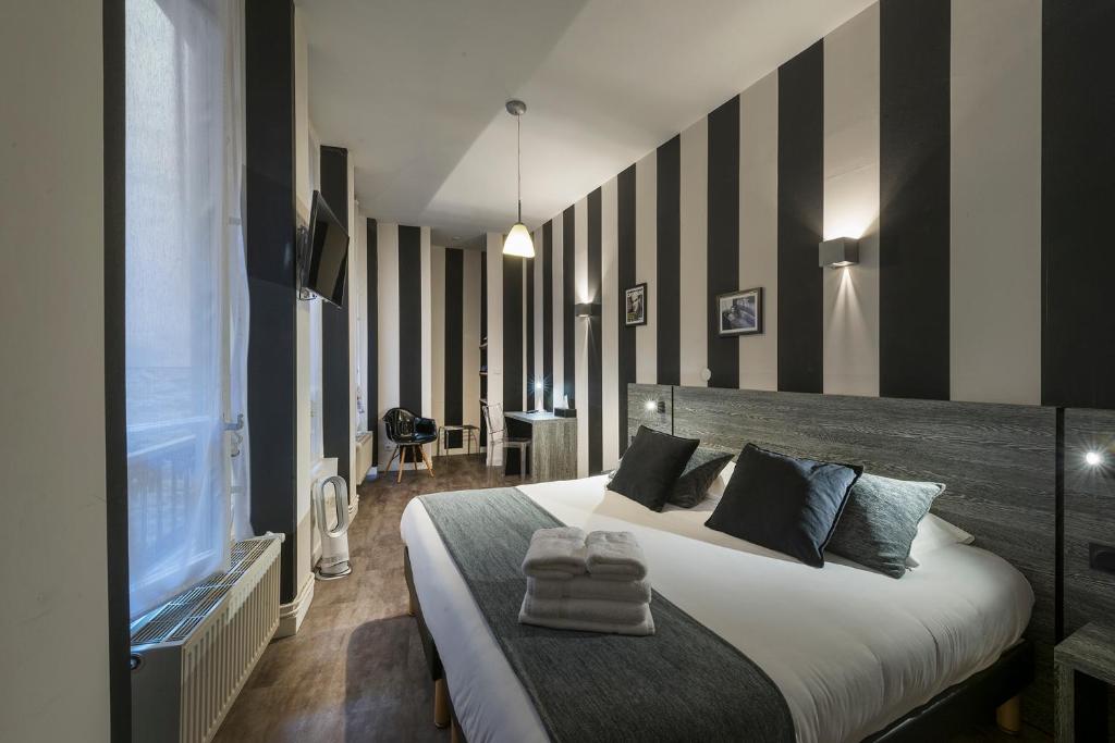 Postel nebo postele na pokoji v ubytování Hotel de Paris